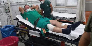 Silahlı kavganın ortasında kaldı bacaklarından vuruldu