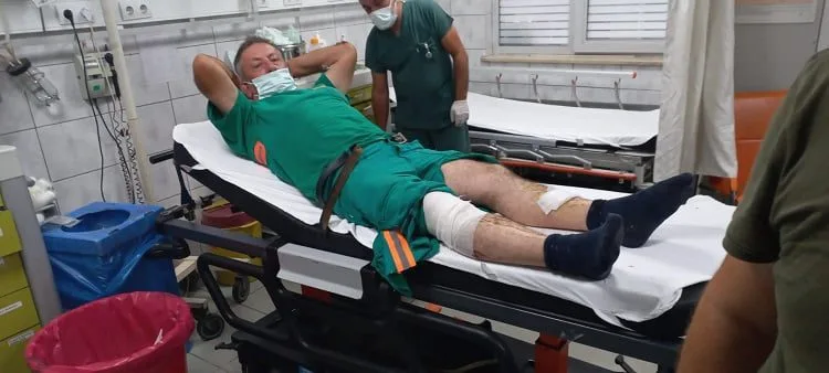 Silahlı kavganın ortasında kaldı bacaklarından vuruldu