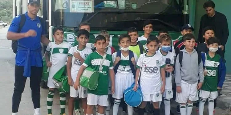 Bursalı gençlerden 2 kupa