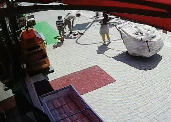 Kağıt toplayıcılarının hırsızlık anları kameralara yansıdı