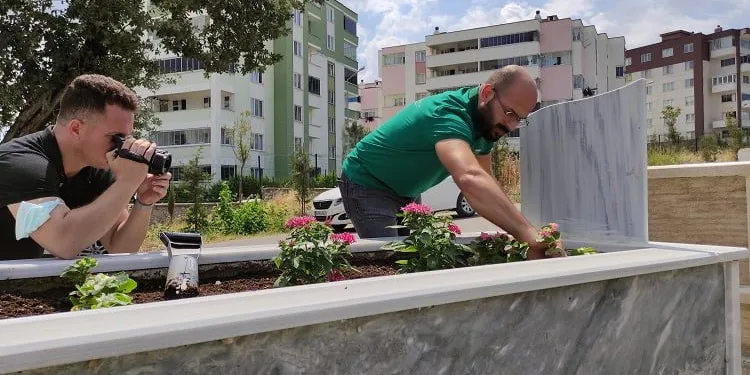 Pandemide işsiz kalınca mezar bakım işine girdi