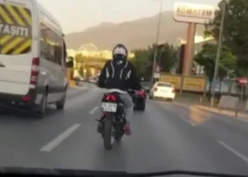 Trafikte makas atan motosikletli otomobile çarptı