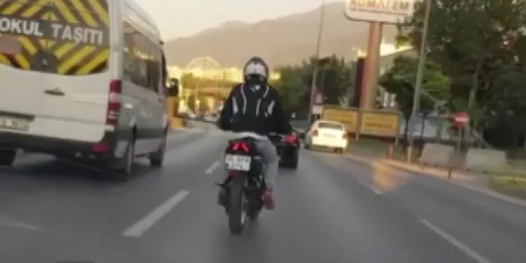 Trafikte makas atan motosikletli otomobile çarptı
