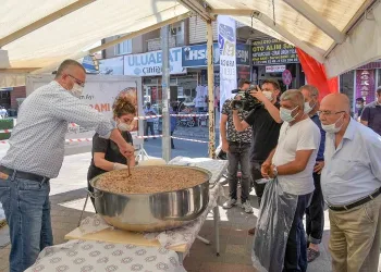 Başkan Özkan, Karacabeylilere aşure dağıttı