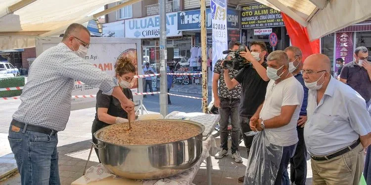 Başkan Özkan, Karacabeylilere aşure dağıttı