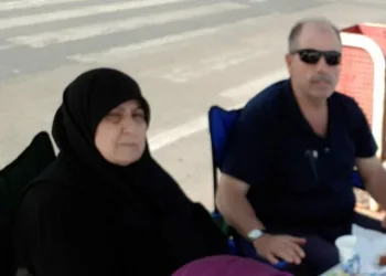 Aşıya ikna edemediği annesi virüsten öldü