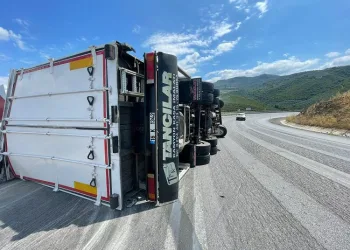 Bursa’da yokuş aşağı giderken devrildi