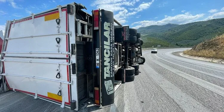 Bursa’da yokuş aşağı giderken devrildi