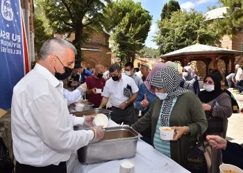Büyükşehir Belediyesi’nden vatandaşlara aşure ikramı