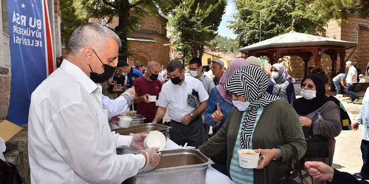 Büyükşehir Belediyesi’nden vatandaşlara aşure ikramı