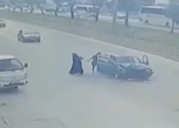 Kaza sonrası yanan araçtan böyle kurtuldular