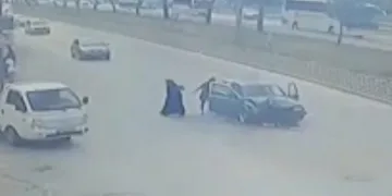 Kaza sonrası yanan araçtan böyle kurtuldular