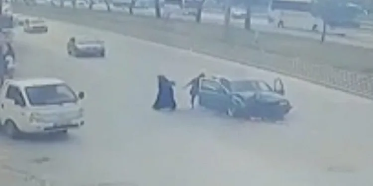 Kaza sonrası yanan araçtan böyle kurtuldular