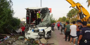 Yolcu otobüsü şarampole yuvarlandı: 33 yaralı