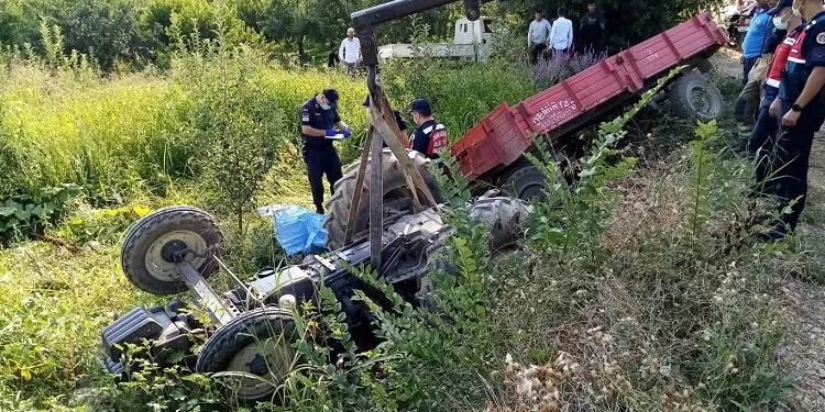 Bursa’da devrilen traktörün altından sağ kurtulamadı