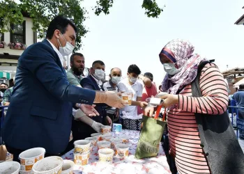 Osmangazi Belediyesi’nden Tuz Pazarı esnafına aşure ikramı