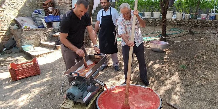 Ev ev gezip salça çekiyor