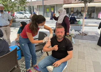 Bursa Yenişehir’de aşı çadırına vatandaşlardan ilgi