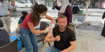 Bursa Yenişehir’de aşı çadırına vatandaşlardan ilgi