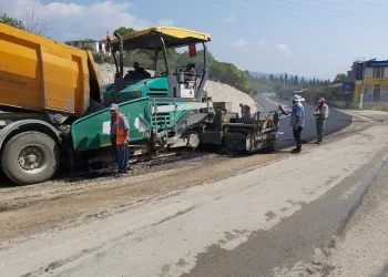 Bursa İznik’te asfaltlama çalışması sürüyor