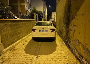 Polisten kaçarken çıkmaz sokağa girdi arabayı bırakıp kaçtı