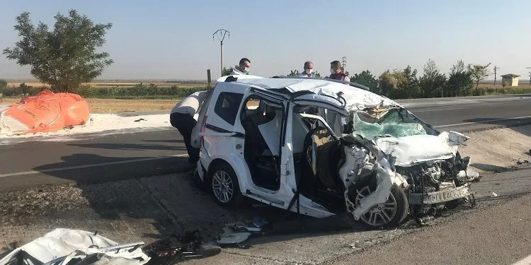 Patlayıcı yüklü TIR’la çarpıştı: 6 can kaybı