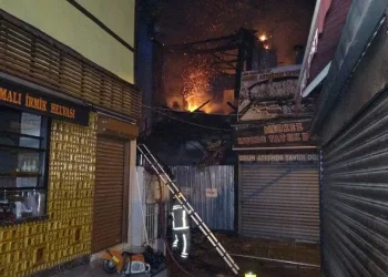 Bursa’da 110 yıllık ahşap bina yangında çöktü