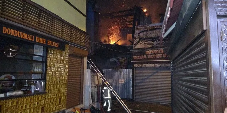 Bursa’da 110 yıllık ahşap bina yangında çöktü