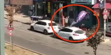 Bursa’da kavgada reklam flamaları havada uçuştu