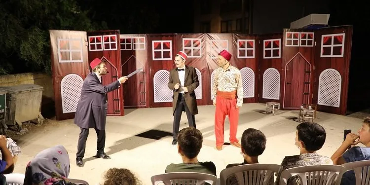 Kırsal mahallelerde sinema ve tiyatro keyfi