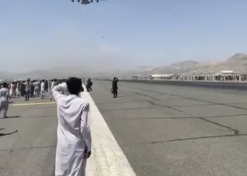 Afganistan’da Taliban’dan kaçmaya çalışırken izdiham