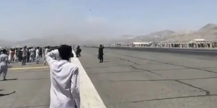 Afganistan’da Taliban’dan kaçmaya çalışırken izdiham