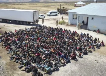 TIR’ın dorsesinde 300 kaçak göçmen yakalandı