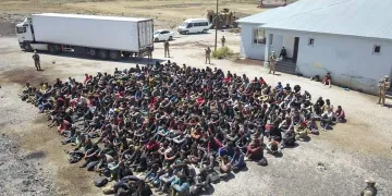 TIR’ın dorsesinde 300 kaçak göçmen yakalandı