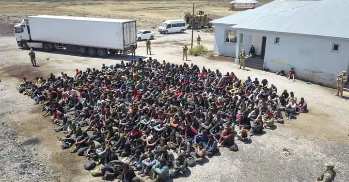 TIR’ın dorsesinde 300 kaçak göçmen yakalandı