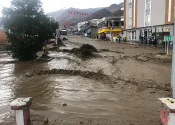 Van’ı sel vurdu! Hakkari yolu ulaşıma kapandı