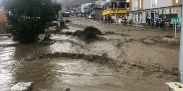 Van’ı sel vurdu! Hakkari yolu ulaşıma kapandı