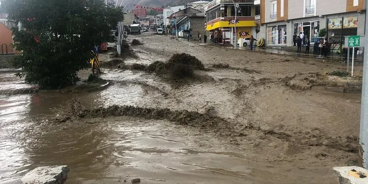 Van’ı sel vurdu! Hakkari yolu ulaşıma kapandı