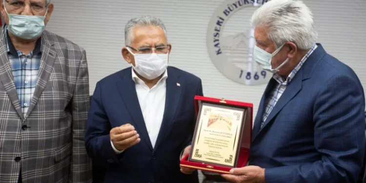 “Ahi̇ Babası” Başkana Teşekkür Plaketi̇