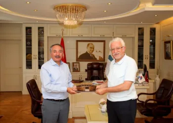 Ai̇çü Rektörü Karabulut, Neü Rektörü Zorluyu Mi̇safi̇r Etti̇