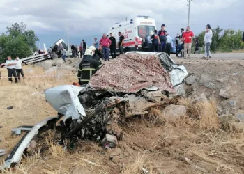 Aksarayda Otomobi̇l İle Oto Kurtarıcı Çarpıştı: 2 Ölü, 1 Yaralı