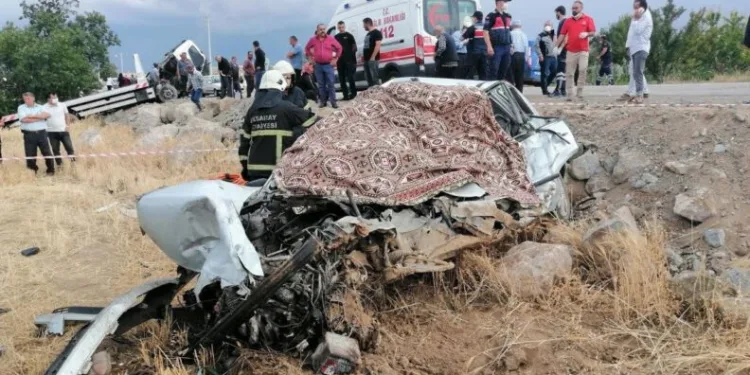 Aksarayda Otomobi̇l İle Oto Kurtarıcı Çarpıştı: 2 Ölü, 1 Yaralı