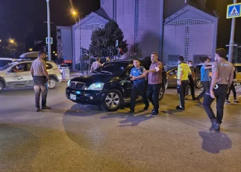 Çalıntı kaydı bulunan araçta silahla yakalandılar