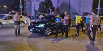 Çalıntı kaydı bulunan araçta silahla yakalandılar