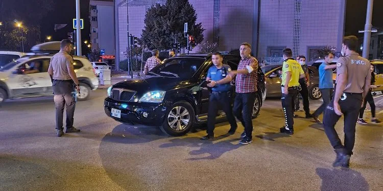 Çalıntı kaydı bulunan araçta silahla yakalandılar