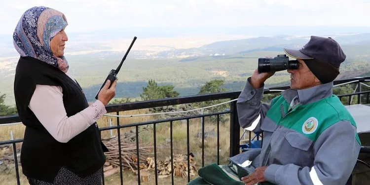 31 yıldır tekerlekli sandalyesinden ormanları gözetliyor