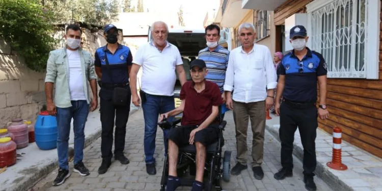 Başkan Ataydan Yürüme Engelli̇ Yavuza Akülü Araç Hedi̇yesi̇