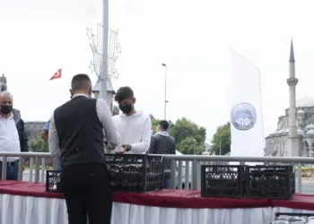 Başkan Büyükkılıç Vatandaşlara Aşure Dağıttı