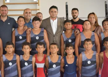 Başkan Serkan Acardan Mi̇lli̇ Güreşçi̇lere Zi̇yaret