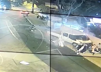 Bursa’da alkollü sürücü otobüs durağına daldı